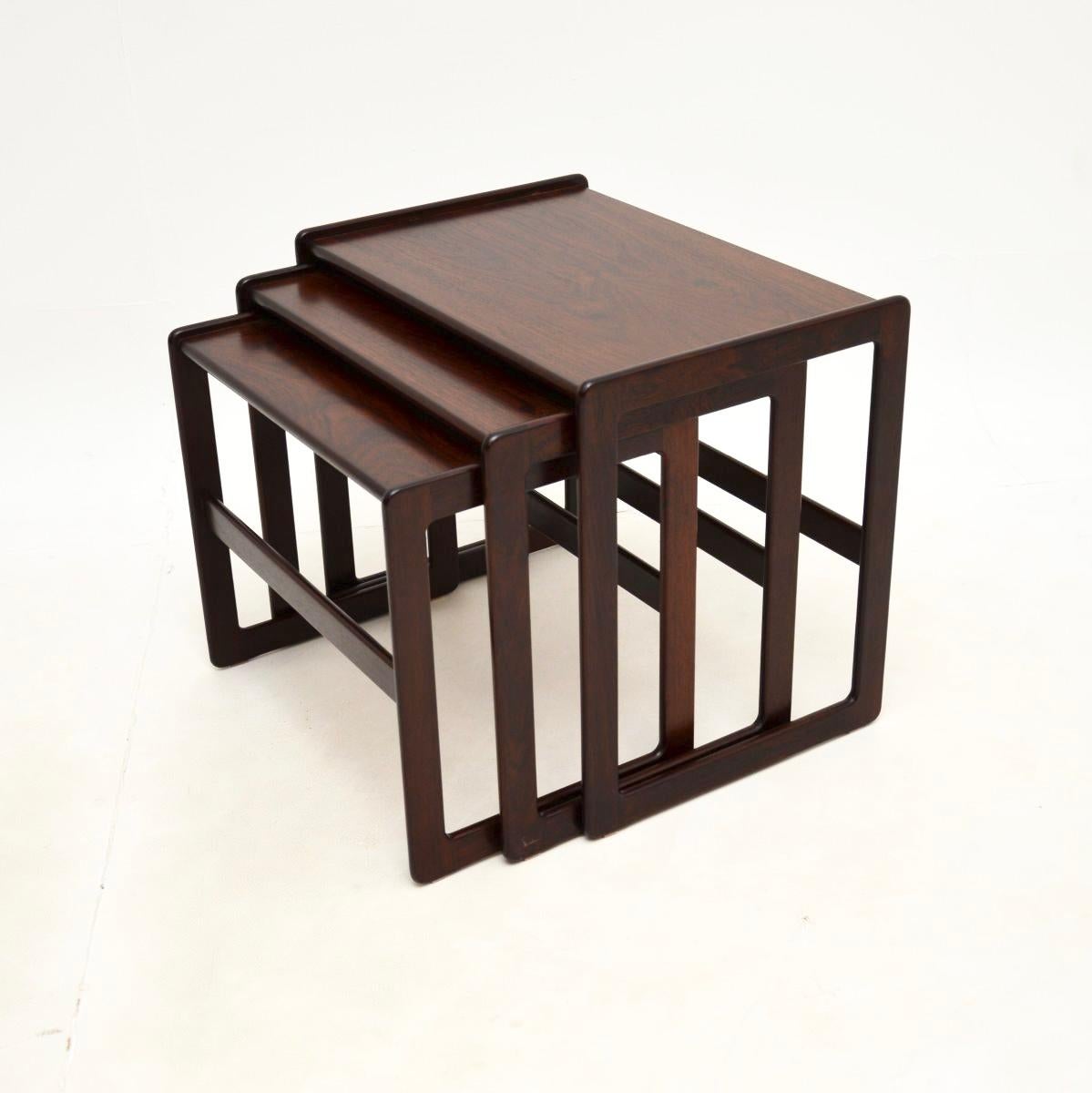 Milieu du XXe siècle Tables gigognes vintage danoises par Arne Hovmand-Olsen en vente