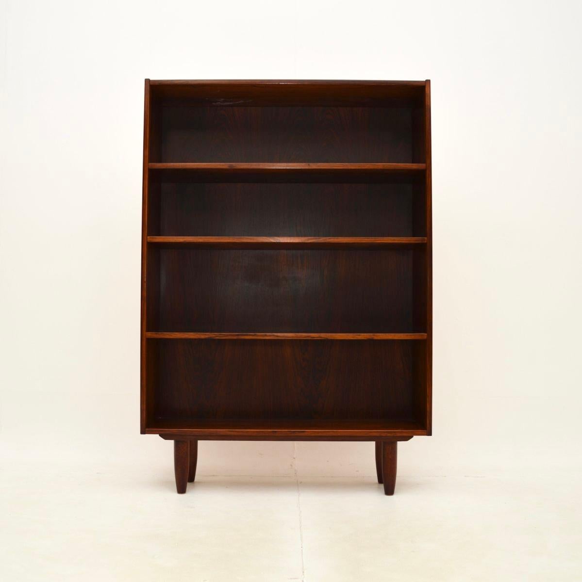 Une bibliothèque ouverte danoise vintage, chic et élégante, datant des années 1960.

La qualité est exceptionnelle et ce format est très utile. Il dispose d'un grand espace de rangement et contient trois étagères réglables. Il repose sur de