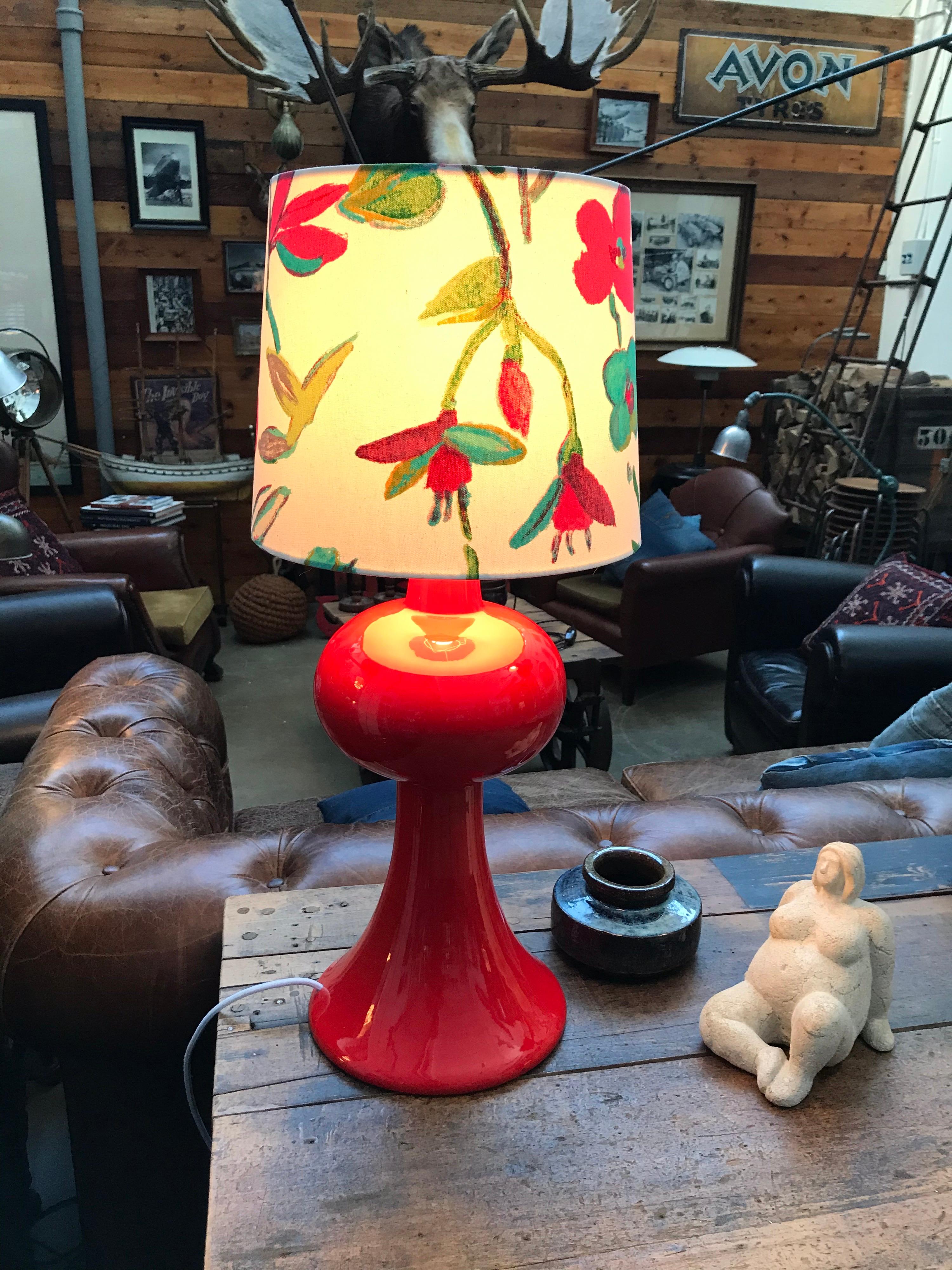 Vintage porcelain table lamp from the 1960s
This retro table lamp has great proportions and a striking red glaze to the surface.
Rewired and ready to use.
Can be fitted with an EU or US plug.
A beautiful lamp from a great design period.
Lamp shade