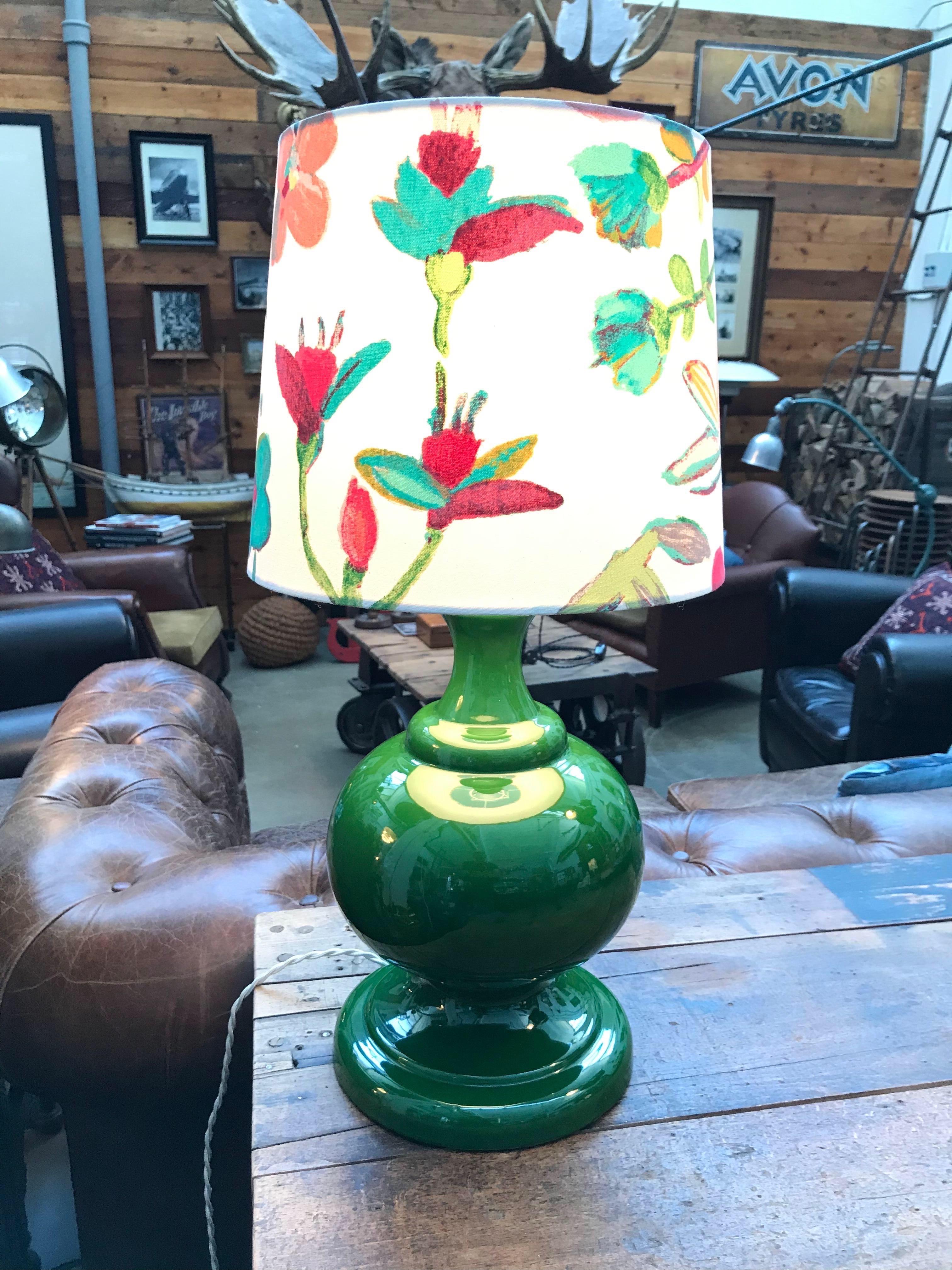 Vintage porcelain table lamp from the 1960s
This retro table lamp has great proportions and a striking color.
Rewired and ready to use.
Can be fitted with an EU or US plug.
A beautiful lamp from a great design period.
Shade not included.