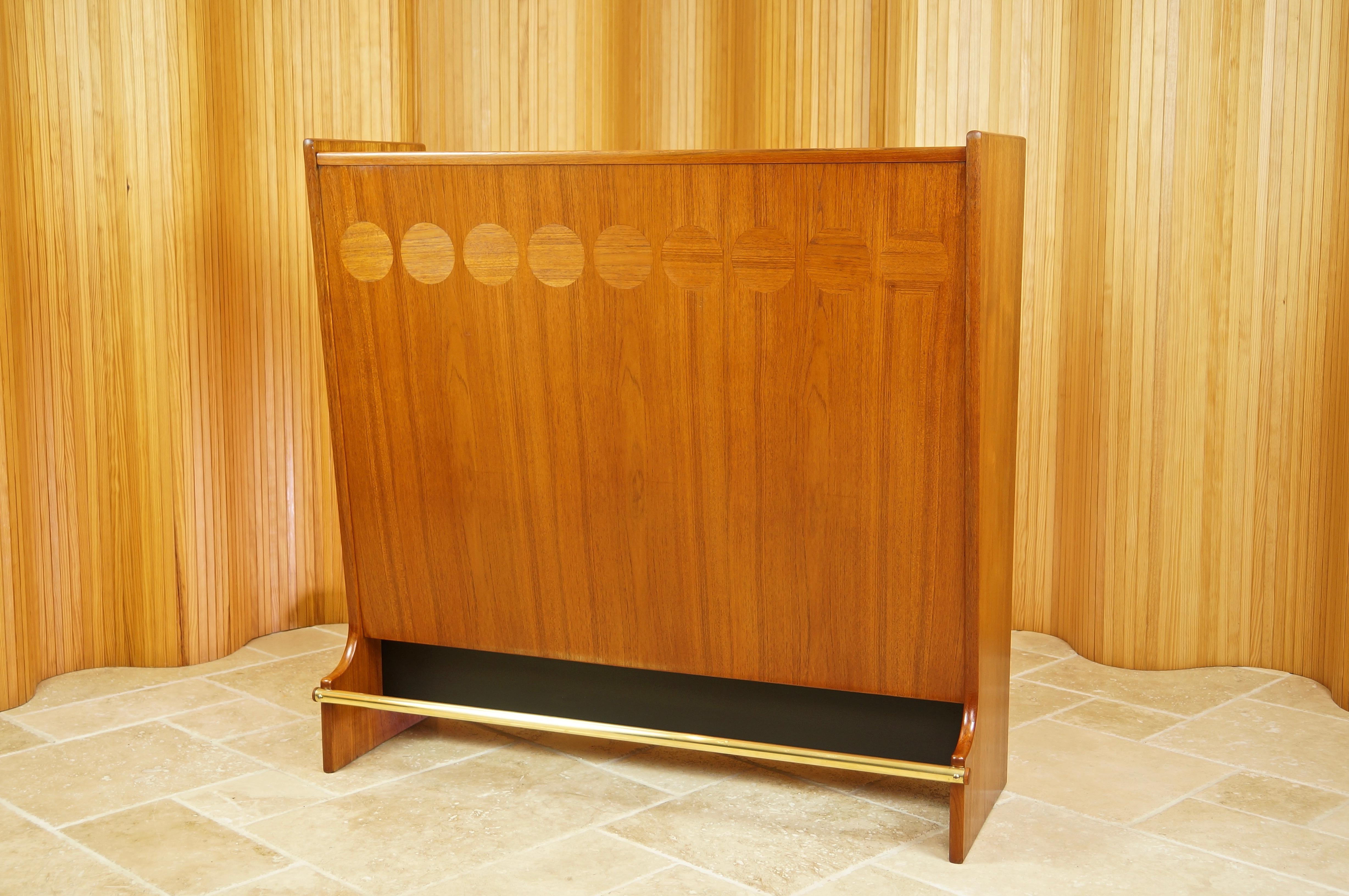 Vintage teak dry bar by Johannes Andersen for J. Skaaning & Søn, 1966, Denmark - Model SK661.

This is an absolutely stunning piece of furniture, a beautiful example of high quality craftsmanship.

The freestanding bar is in excellent condition