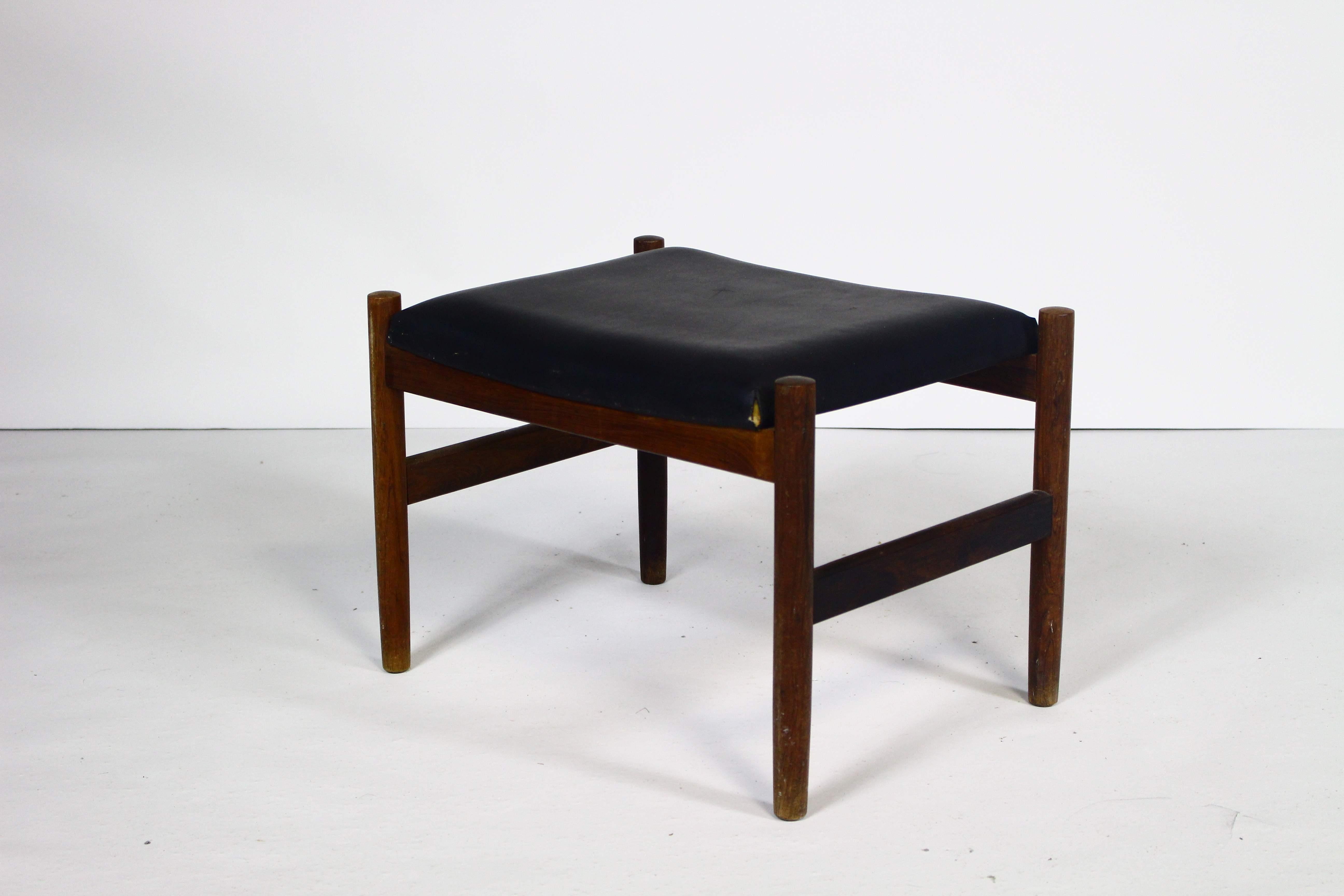 Dänischer Palisanderholz-Hocker von Spøttrup
Vintage Palisander Fußhocker aus den 1960er Jahren.
Hergestellt in Dänemark von Spøttrup.
Der Sitz ist mit schwarzem Leder bezogen.