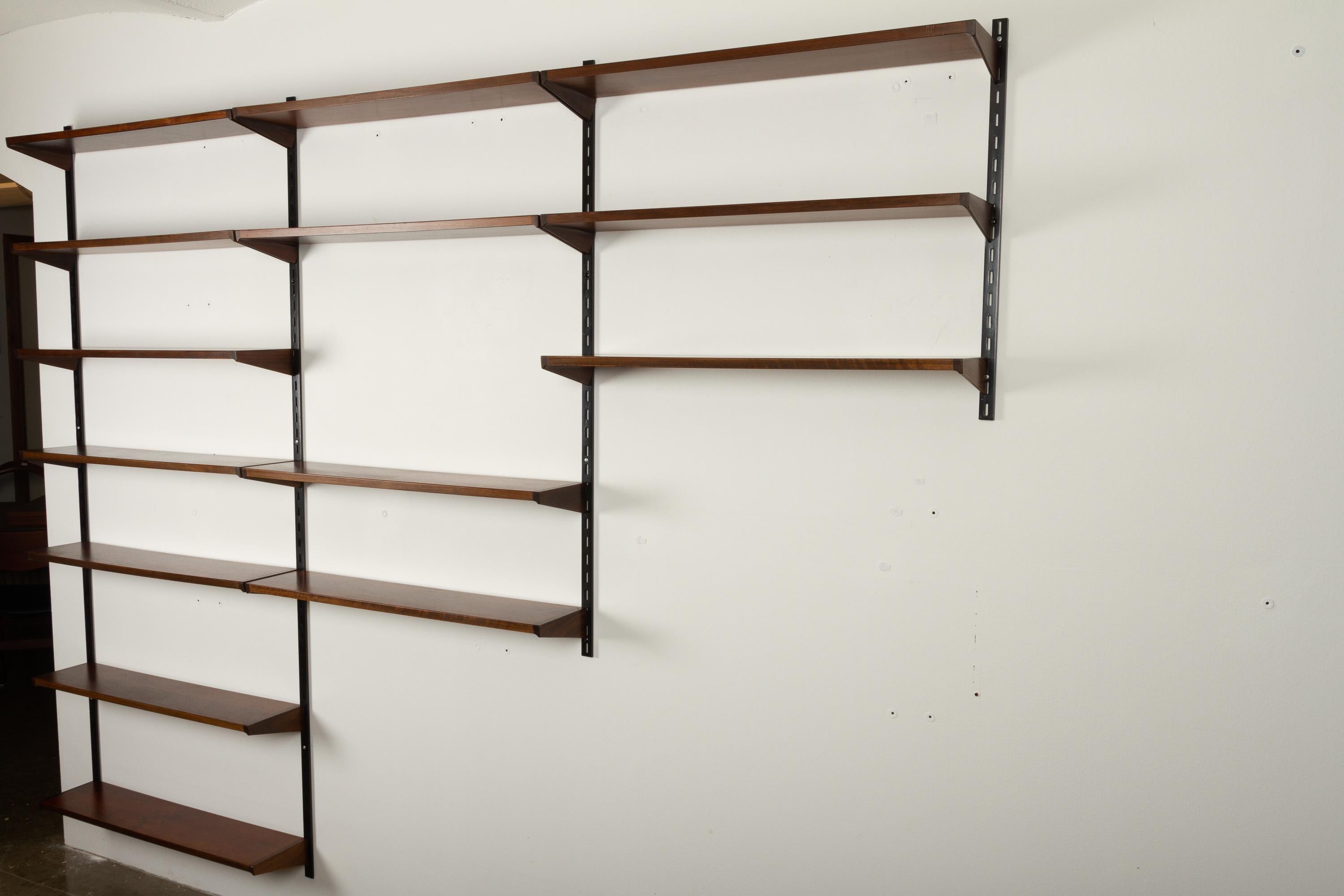Danish vintage rosewood modular wall unit by Kai Kristiansen for FM, 1960s.
Shelving unit with shelves in rosewood veneer. Shelf ends in solid rosewood. Black aluminium wall slats. Made by Danish manufacturer Feldballe Møbelfabrik.
Very stylish