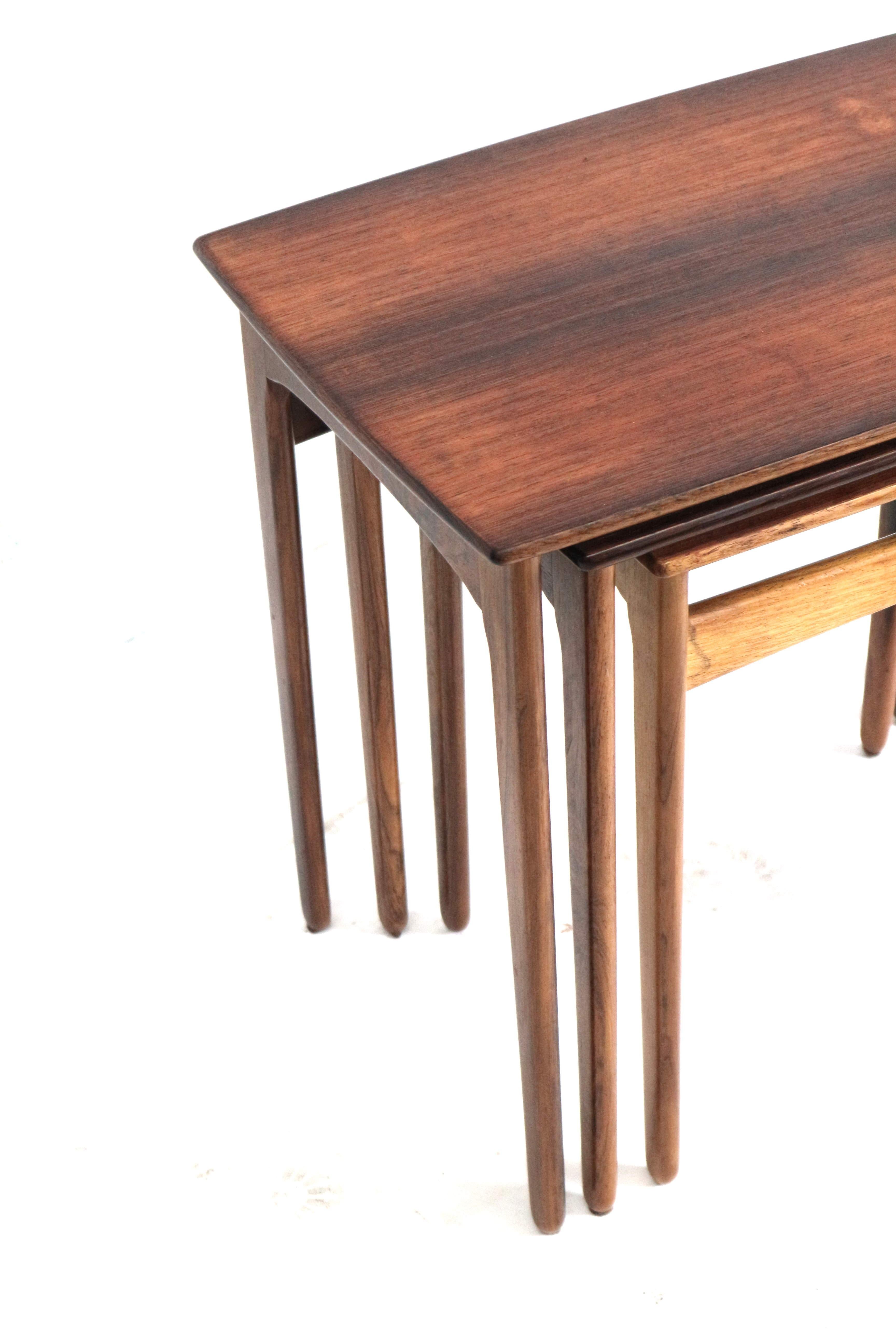 Dänische Vintage Palisander Verschachtelung Tische / Satz von 3 Beistelltische in den 60er Jahren gemacht (Mitte des 20. Jahrhunderts) im Angebot