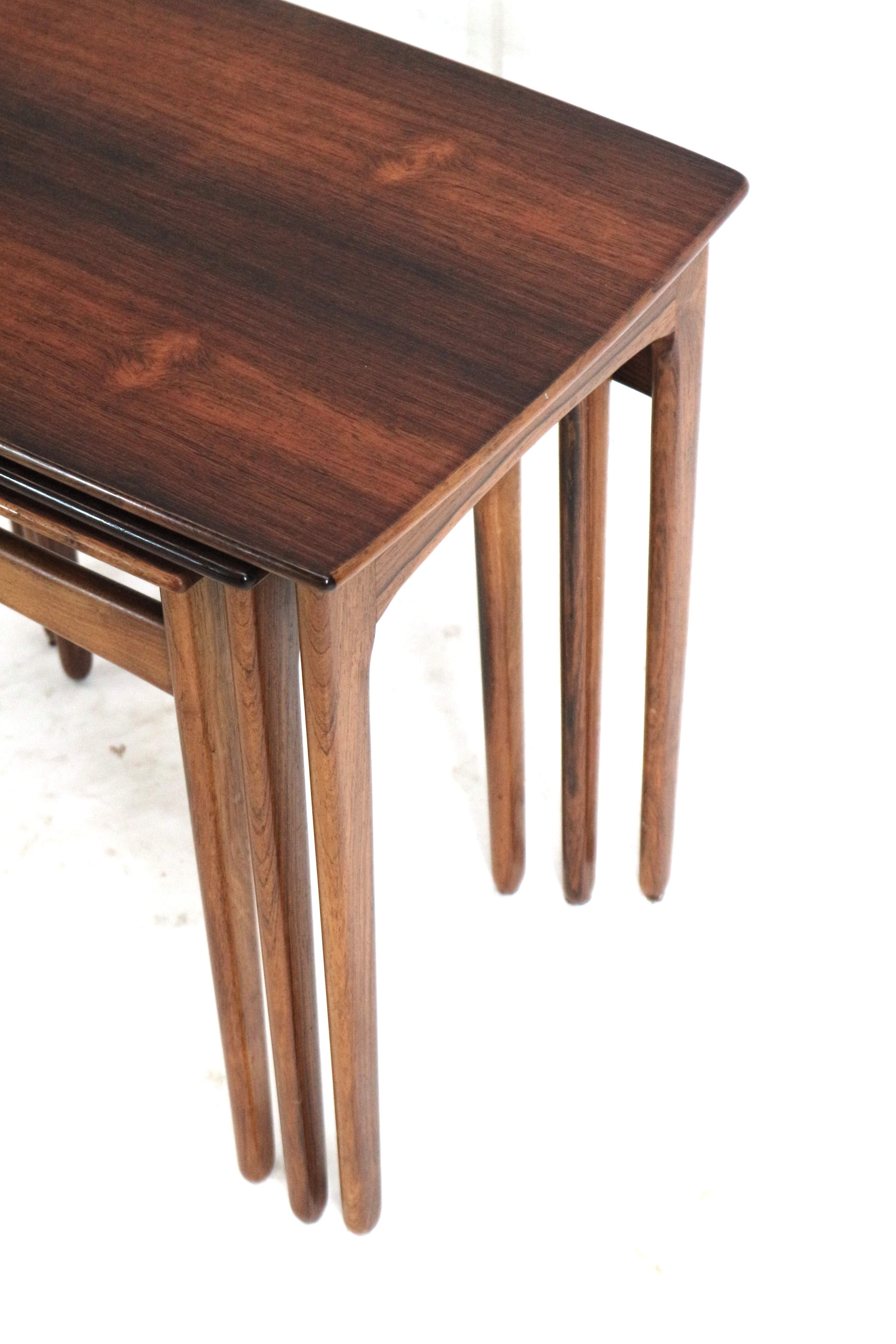 Dänische Vintage Palisander Verschachtelung Tische / Satz von 3 Beistelltische in den 60er Jahren gemacht (Rosenholz) im Angebot