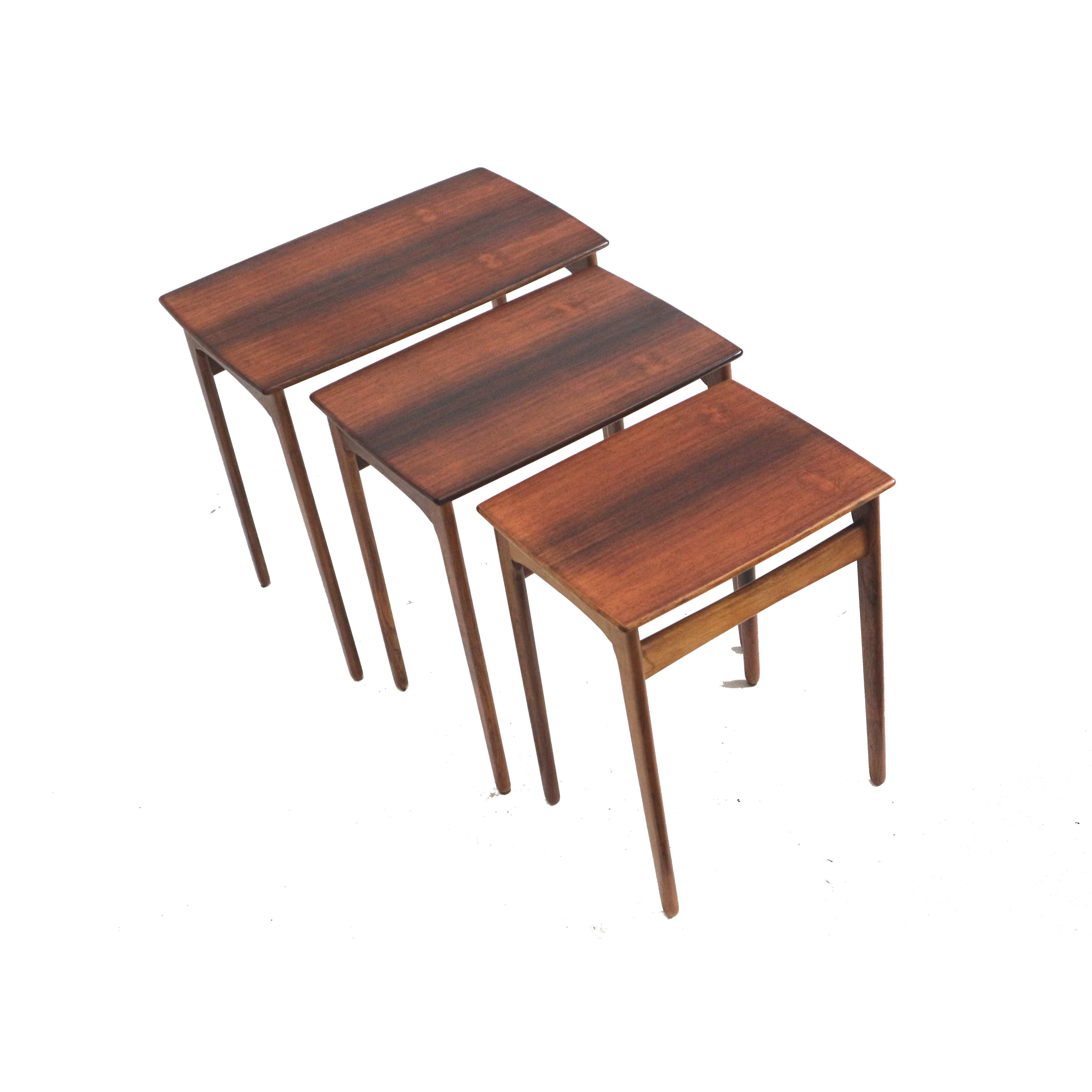 Dänische Vintage Palisander Verschachtelung Tische / Satz von 3 Beistelltische in den 60er Jahren gemacht im Angebot 1