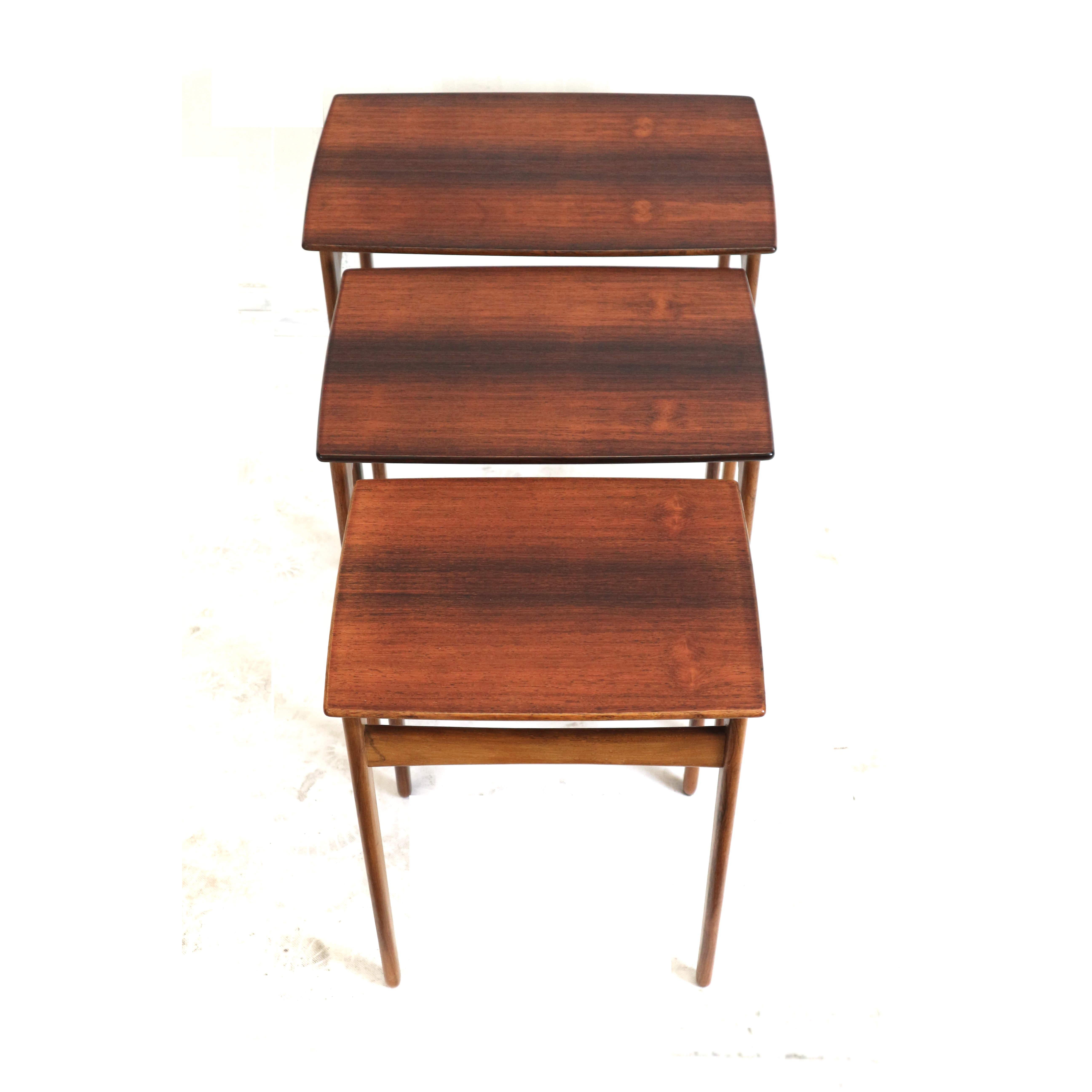 Dänische Vintage Palisander Verschachtelung Tische / Satz von 3 Beistelltische in den 60er Jahren gemacht im Angebot 2