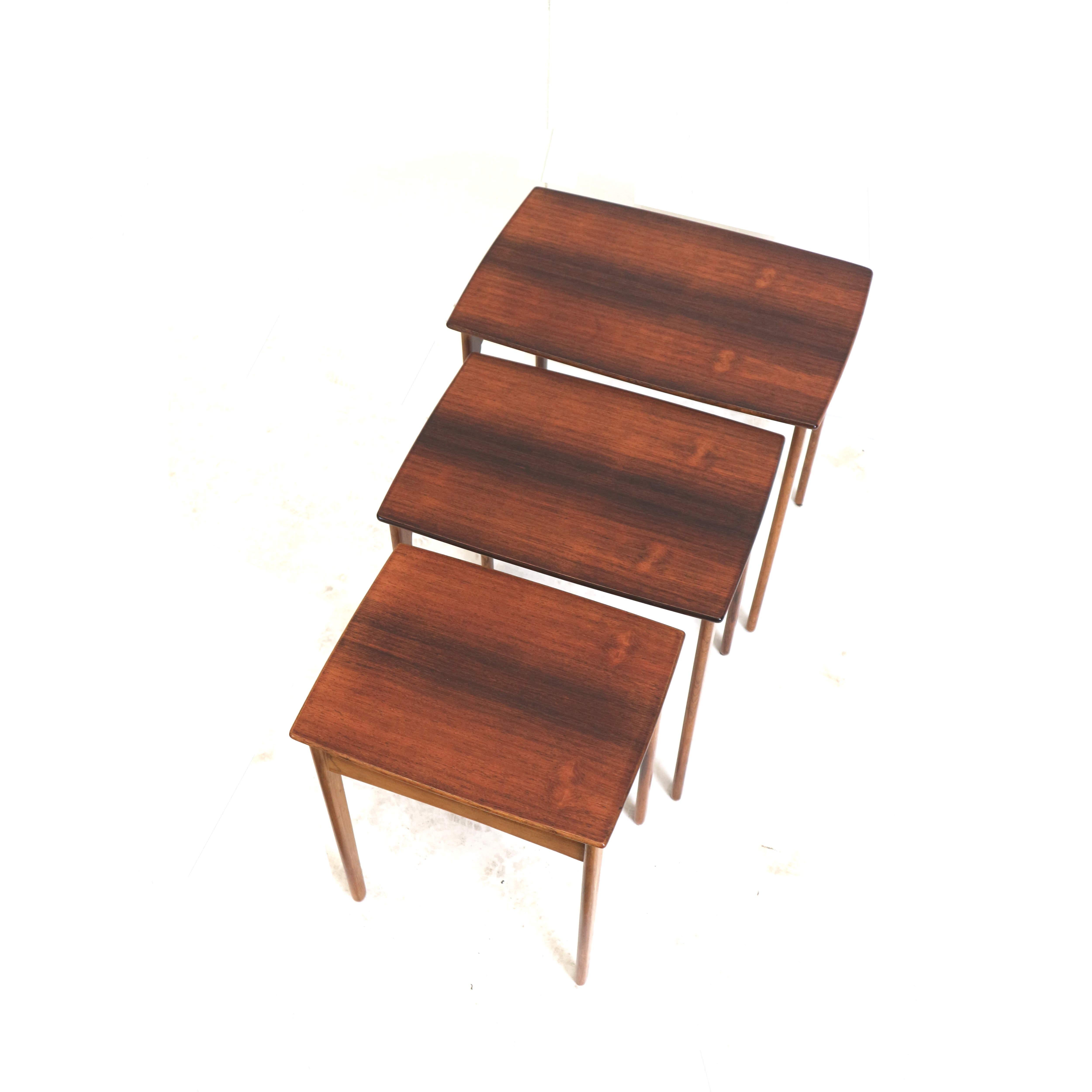 Dänische Vintage Palisander Verschachtelung Tische / Satz von 3 Beistelltische in den 60er Jahren gemacht im Angebot 3