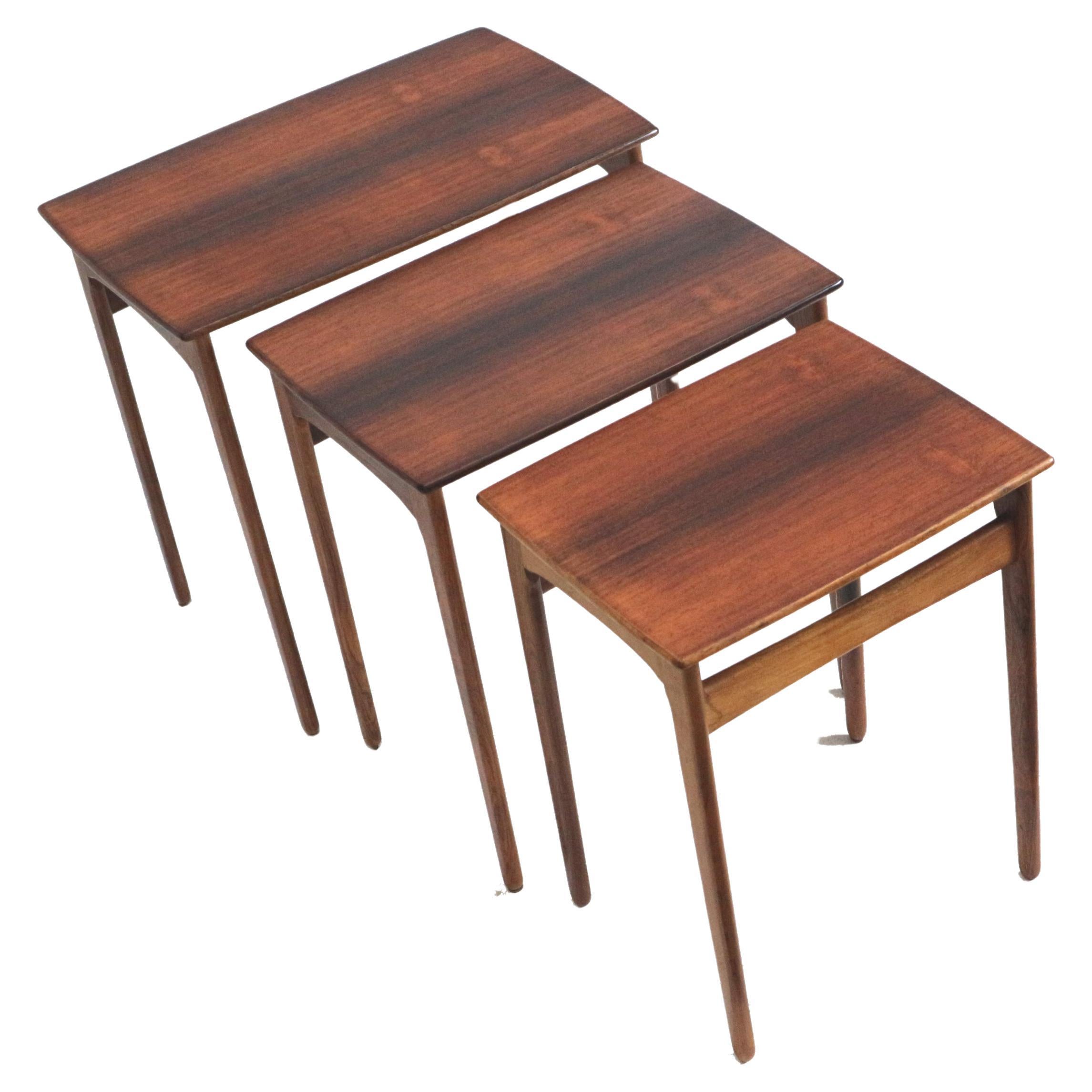 Dänische Vintage Palisander Verschachtelung Tische / Satz von 3 Beistelltische in den 60er Jahren gemacht im Angebot