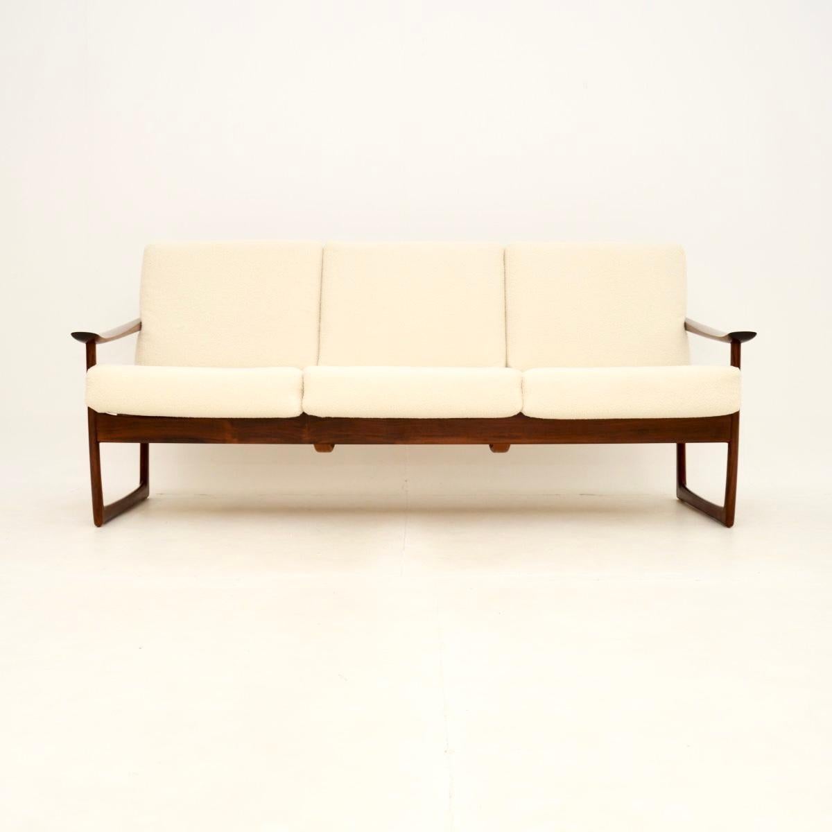 Uno splendido e rarissimo divano danese vintage di Peter Hvidt e Orla Molgaard Nielsen. È stato prodotto in Danimarca da France and Son e risale agli anni '60.

La qualità è eccezionale, è incredibilmente ben progettato, comodo ed elegante. La