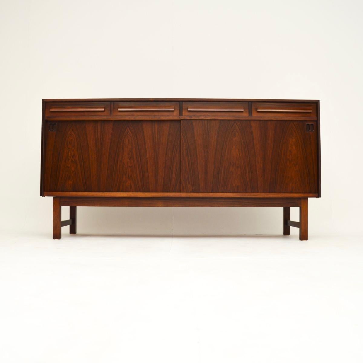 Ein außergewöhnliches dänisches Vintage-Sideboard von Bordum und Nielsen. Sie wurde in Dänemark hergestellt und stammt aus den 1960er Jahren.

Die Qualität ist phänomenal, das ist unglaublich gut gemacht. Die Maserung und die Farbtöne sind
