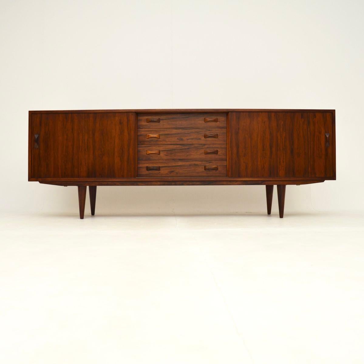 Una credenza danese vintage elegante ed estremamente ben fatta di Clausen and Son. È stato prodotto in Danimarca e risale agli anni '1960.

Si tratta di un modello molto raro. La qualità è eccezionale e presenta splendide venature e tonalità di