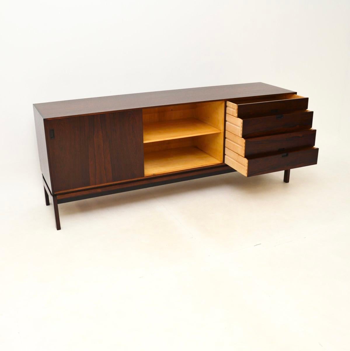 Ein schönes und sehr seltenes dänisches Vintage-Sideboard von Hans Hove und Palle Petersen. Es wurde in Dänemark in den 1960er Jahren hergestellt.

Die Qualität ist hervorragend, es ist extrem gut gemacht mit einem einzigartigen Schiebe-Mechanismus