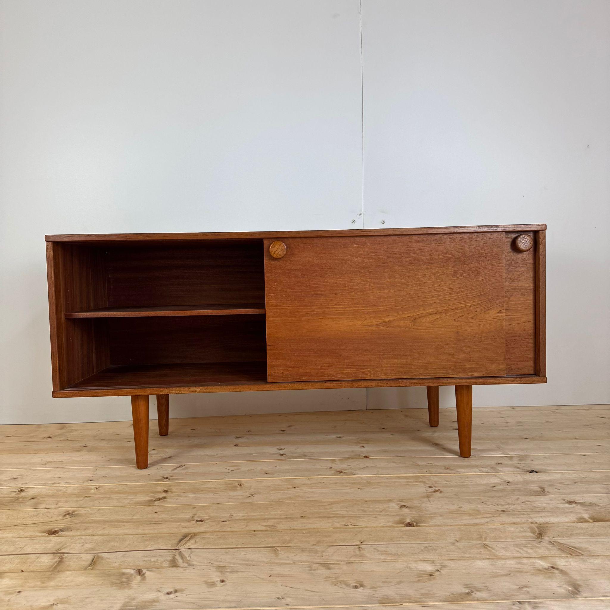 Danish vintage sideboard in teak, Denmark 1960s In Good Condition For Sale In Torino, IT