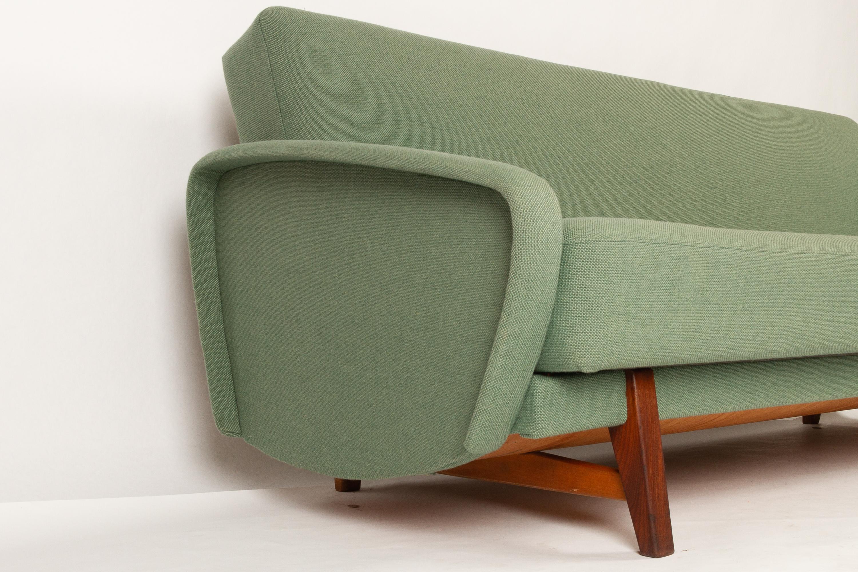 Danish vintage sofa, 1960s.
Classic Mid-Century Modern sofa bed, recently reupholstered in green Hallingdal wool from Danish textile manufacturer Kvadrat. Elegant armrests that curves from front to back. Narrow tapering legs gives this sofa a light