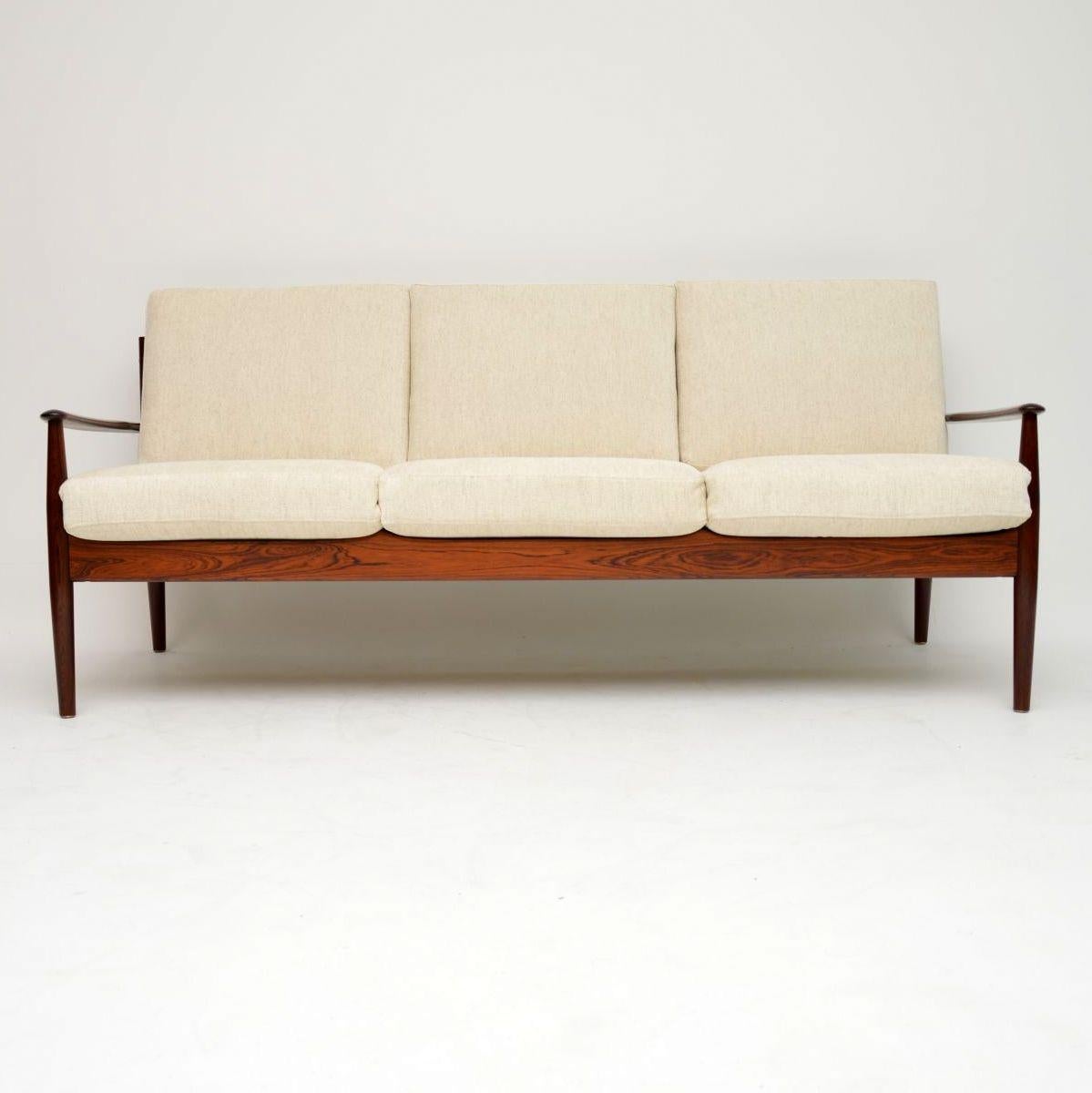 Un canapé vintage danois extrêmement rare et absolument magnifique, réalisé par Grete Jalk pour France and Son. Il a été fabriqué au Danemark et date des années 1960.

Ce produit est d'une qualité exceptionnelle, le cadre solide a un design