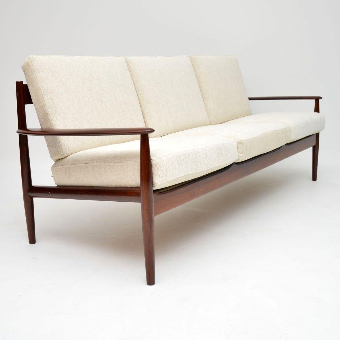 Un canapé vintage danois extrêmement rare et absolument magnifique, réalisé par Grete Jalk pour France and Son. Il a été fabriqué au Danemark et date des années 1960.

Il est d'une qualité exceptionnelle, le cadre a un design absolument magnifique