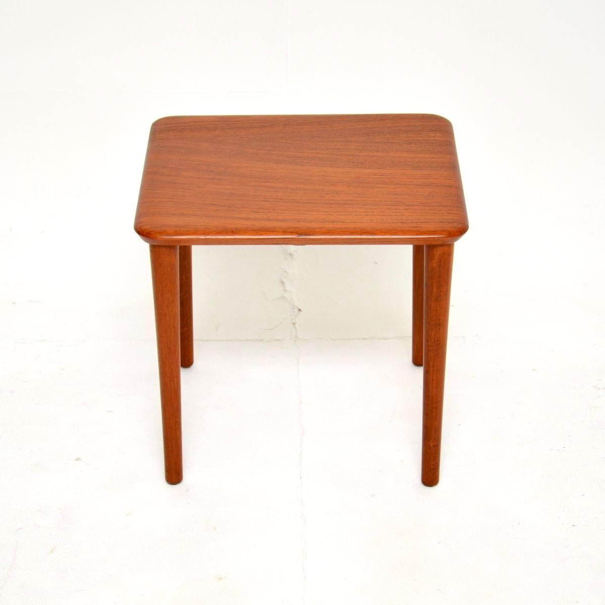 Una mesita auxiliar danesa vintage de teca maciza, pequeña y muy elegante. Recientemente importado de Dinamarca, data de los años 1960.

La calidad es excepcional, está fabricada con teca maciza en toda su superficie, con bonitas patas cónicas y