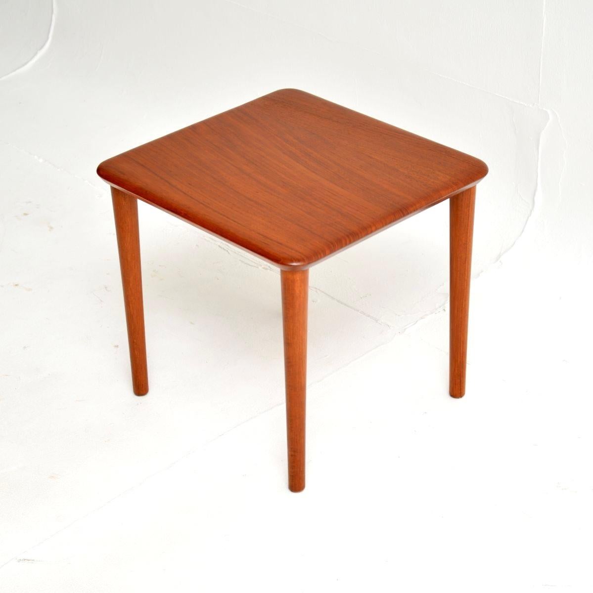 Mesa auxiliar vintage danesa de teca maciza Moderno de mediados de siglo en venta