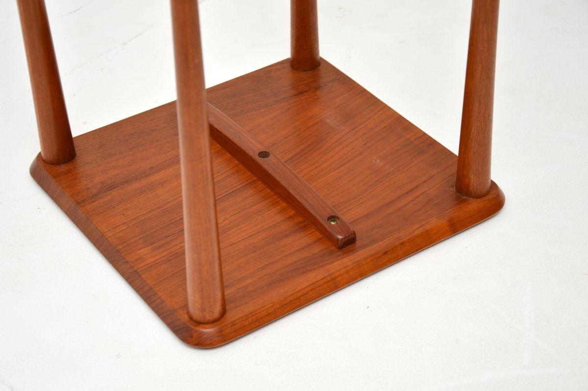 Mesa auxiliar vintage danesa de teca maciza en Bueno estado para la venta en London, GB