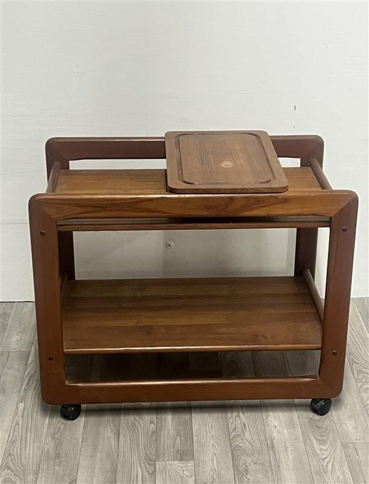 Mitte des Jahrhunderts Teakholz Bar Wagen von Tarm Stole Og Mobelfabrik Dänisch Modern 
Sehr solide und schwer
Hat ein abnehmbares Brett
Geringe Abnutzung, aber guter Vintage-Zustand 