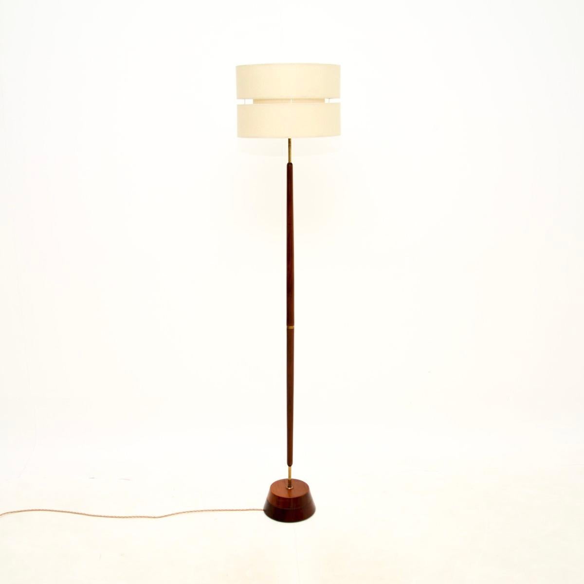 Ce lampadaire danois vintage en teck et laiton, datant des années 1960, est incroyablement élégant et bien fabriqué.

Le cadre en teck massif est ponctué d'accents en laiton. La base est particulièrement bien fabriquée, avec un design lourd et des