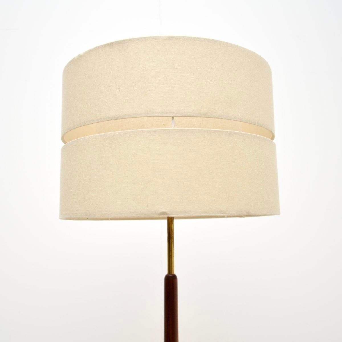 Mid-Century Modern Lampadaire danois vintage en teck et laiton en vente