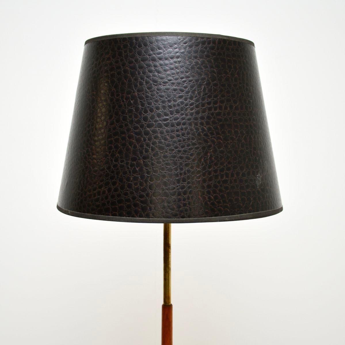 Mid-Century moderno Danish Vintage Teak and Brass Floor Lamp in vendita