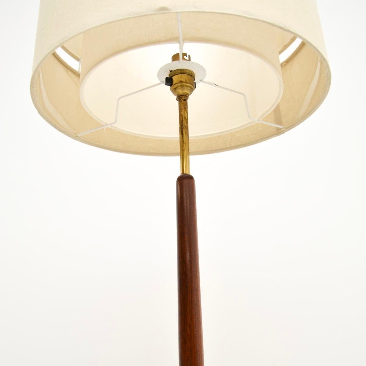 Danois Lampadaire danois vintage en teck et laiton en vente