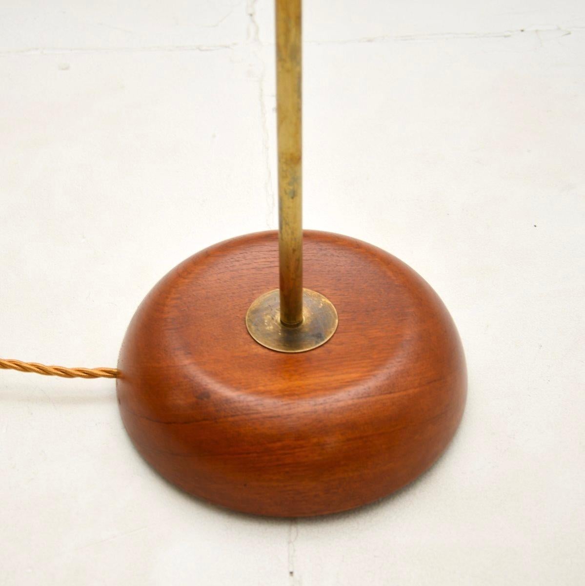 Danish Vintage Teak and Brass Floor Lamp In condizioni buone in vendita a London, GB
