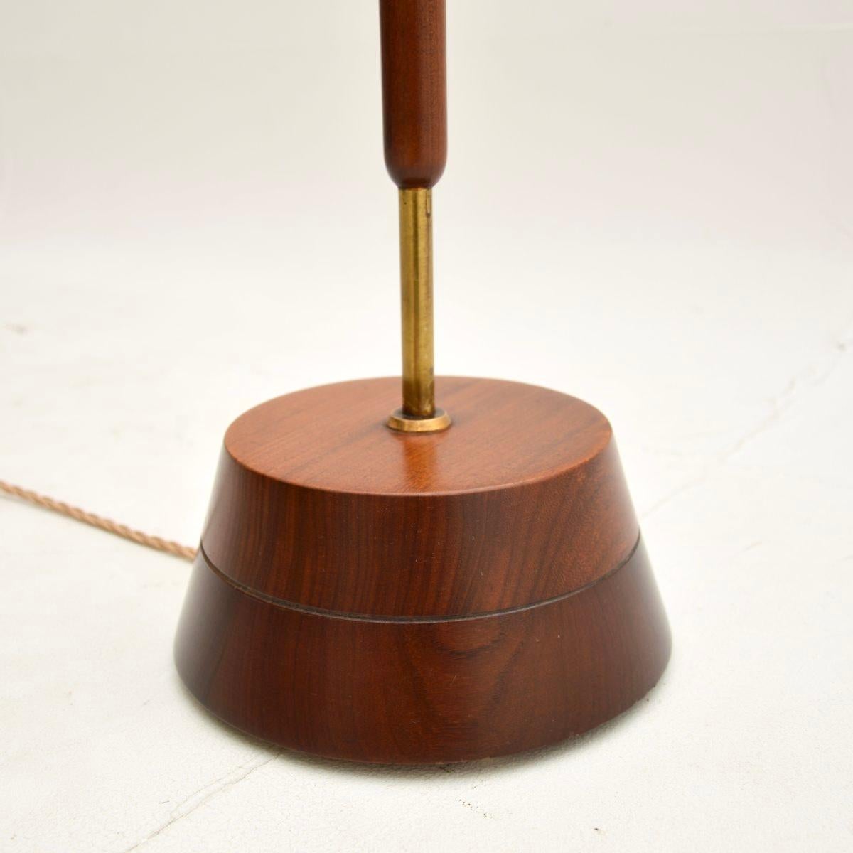 Teck Lampadaire danois vintage en teck et laiton en vente