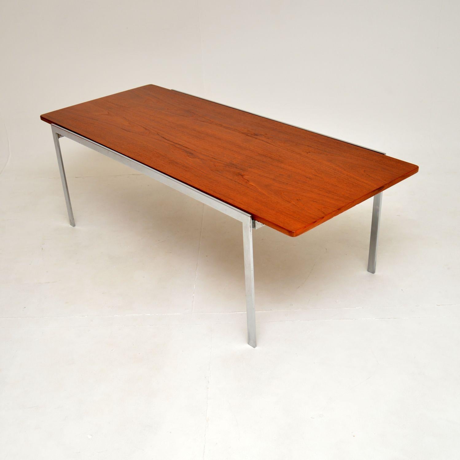 Mid-Century Modern Table basse danoise vintage en teck et chrome d'Arne Jacobsen en vente