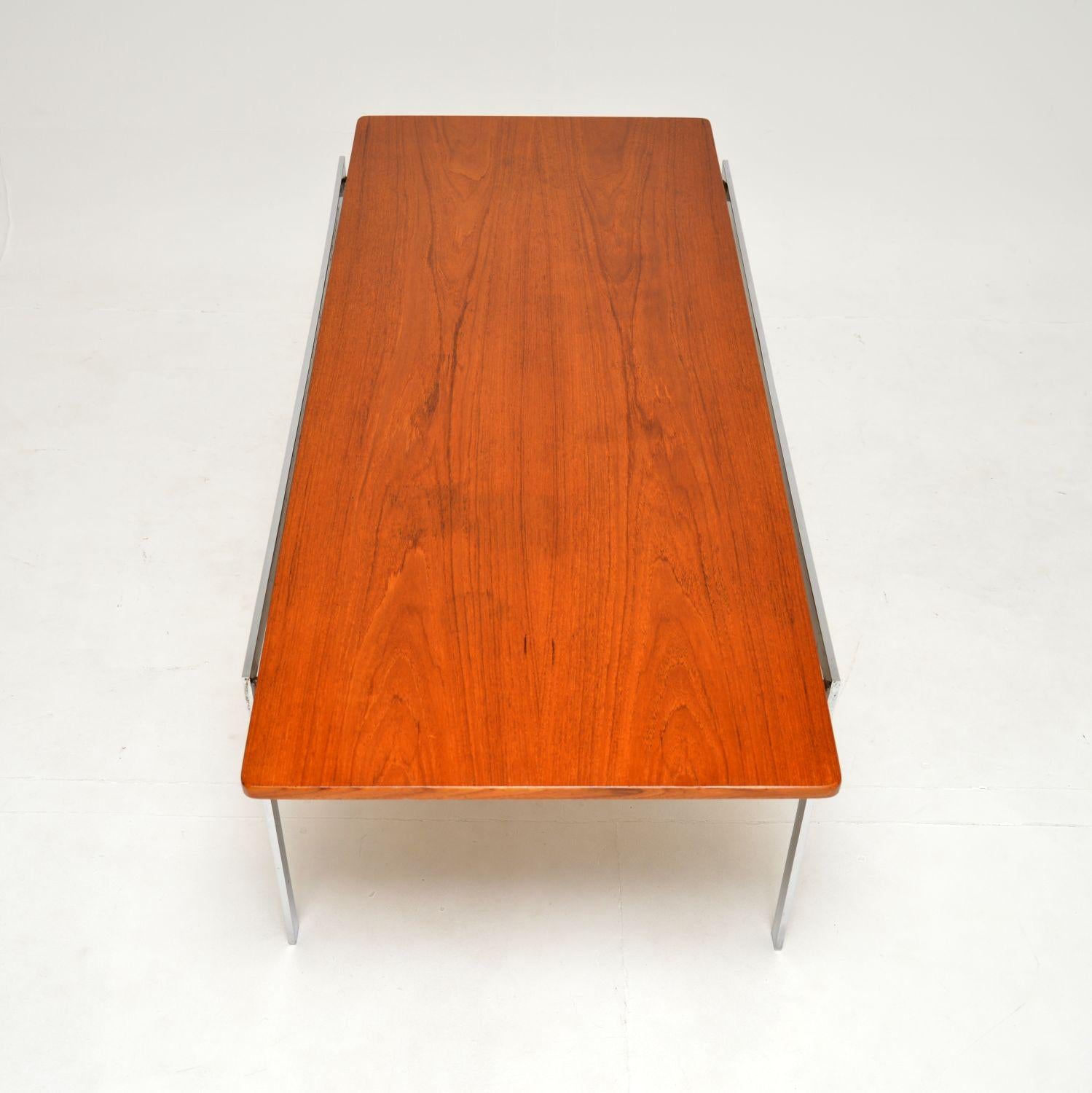 Danois Table basse danoise vintage en teck et chrome d'Arne Jacobsen en vente