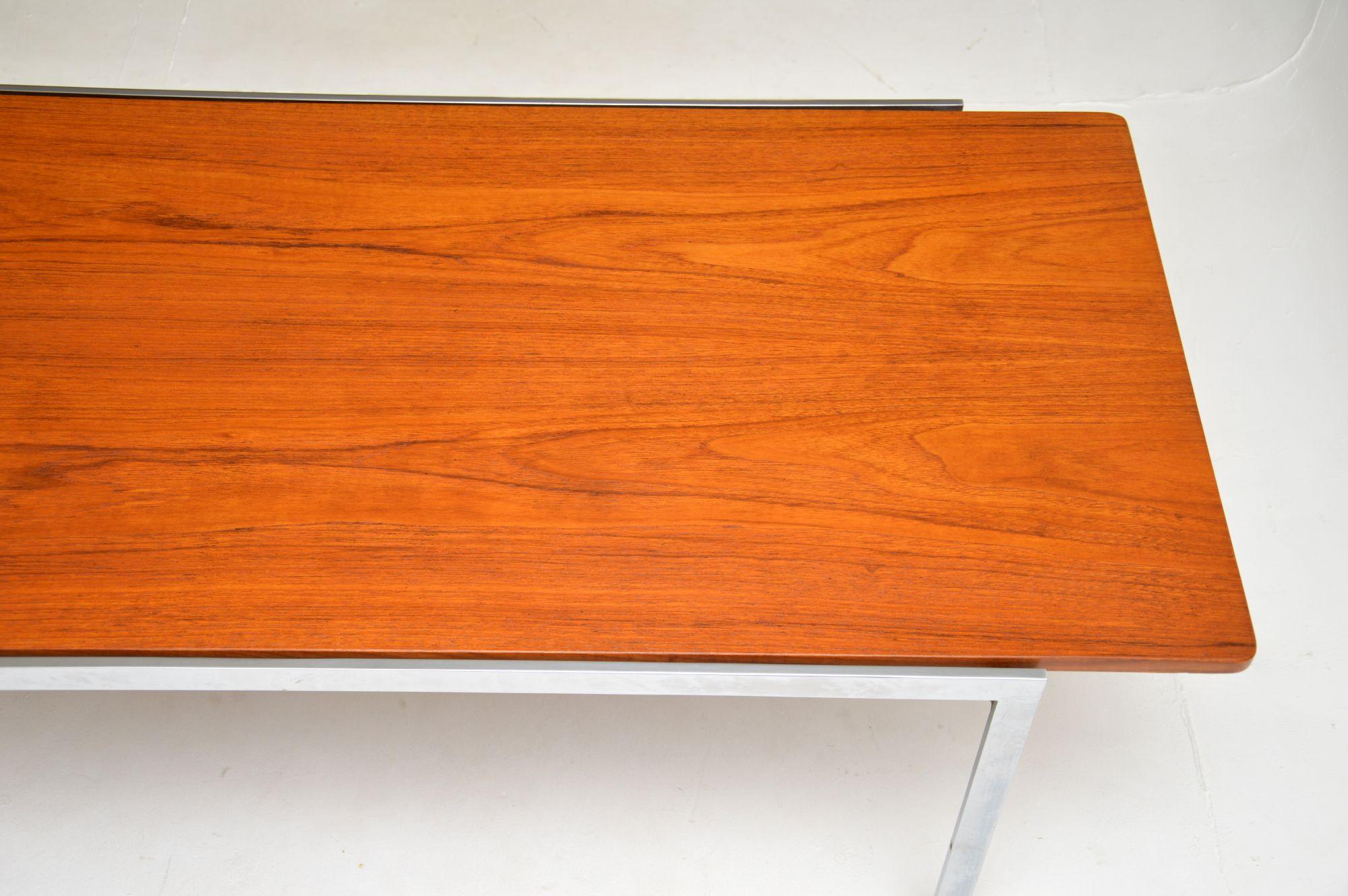 Chrome Table basse danoise vintage en teck et chrome d'Arne Jacobsen en vente