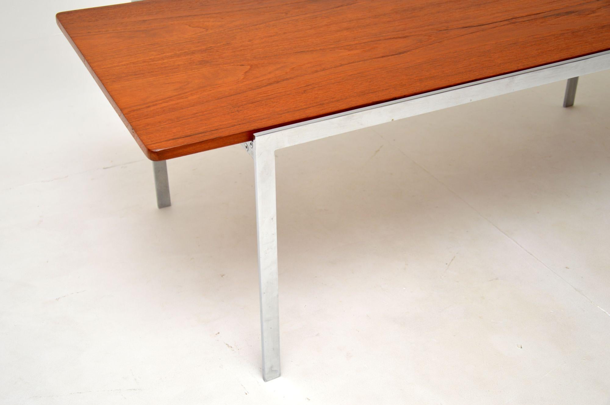 Table basse danoise vintage en teck et chrome d'Arne Jacobsen en vente 1