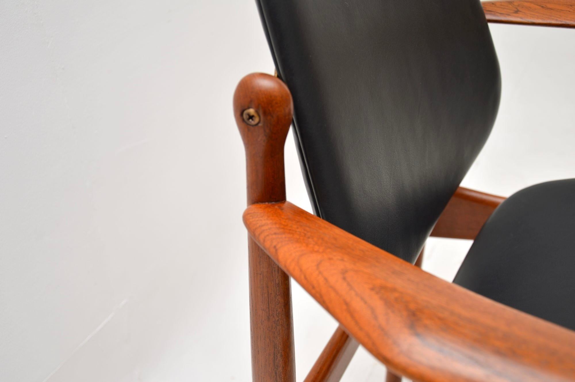 Dänischer Vintage-Sessel aus Teakholz und Leder von Arne Vodder im Angebot 5