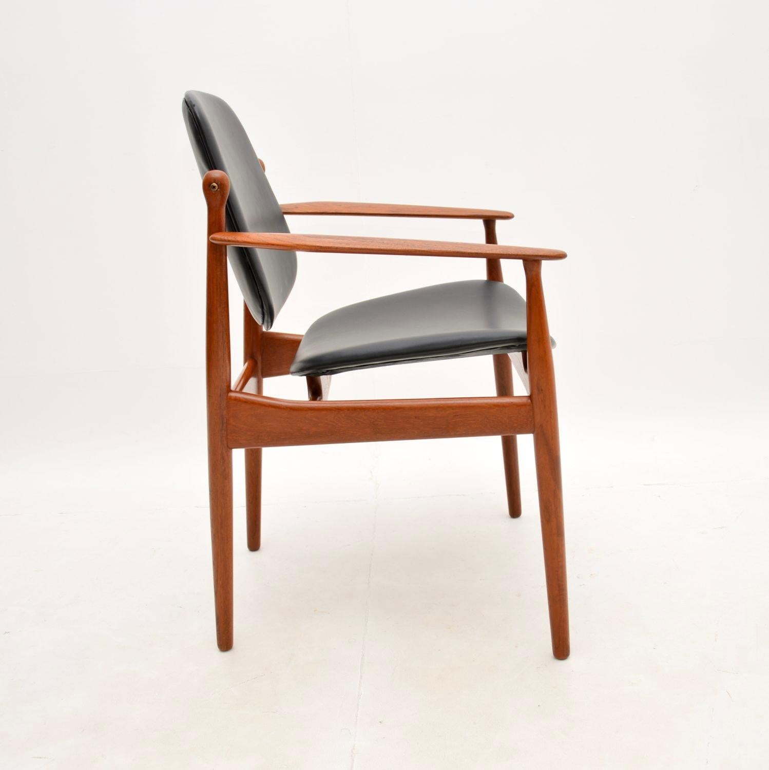Mid-Century Modern Danish Vintage Teak and Leather Armchair by Arne Vodder For Sale