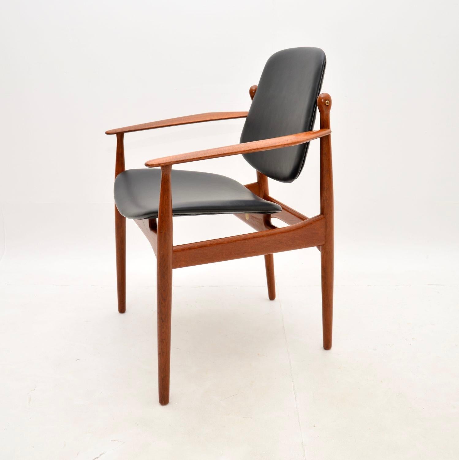 Dänischer Vintage-Sessel aus Teakholz und Leder von Arne Vodder im Zustand „Gut“ im Angebot in London, GB