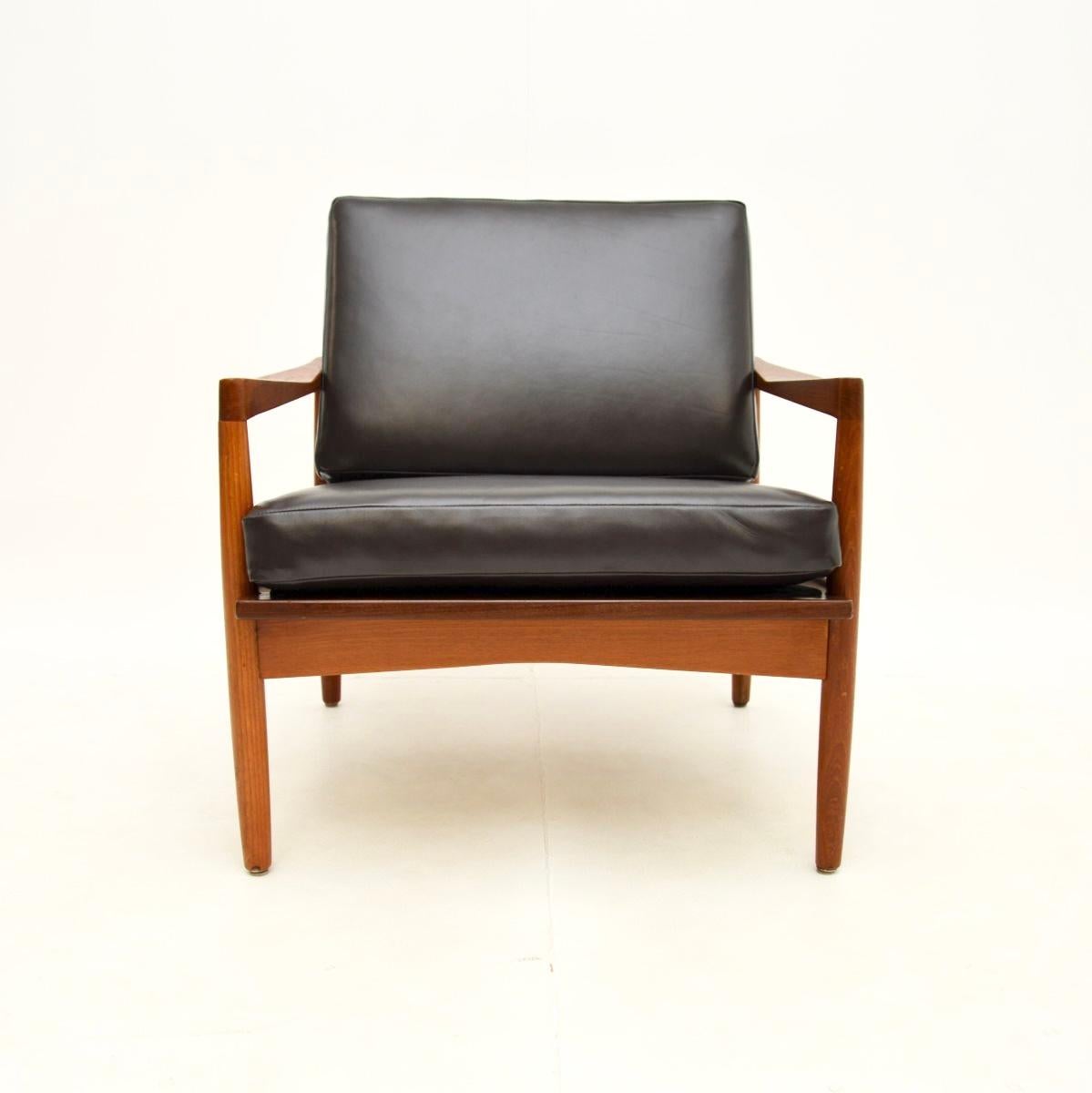 Fauteuil vintage danois en teck et cuir, de Christian Jensen pour Vintage By, datant des années 1960, extrêmement bien réalisé.

Ce produit est élégant et stylé, et la qualité est superbe. Le cadre en teck massif présente un magnifique design