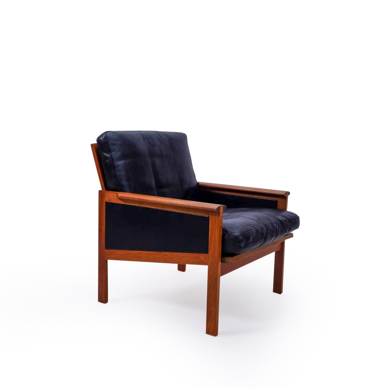 Vintage armchair by Illum Wikkelsø, 1958 Denmark

A very comfortable armchair from the Capella Series (1958) produced by Niels Eilersen and designed by Illum Wikkelsø in Denmark.

This lounger features the original black leather upholstery,