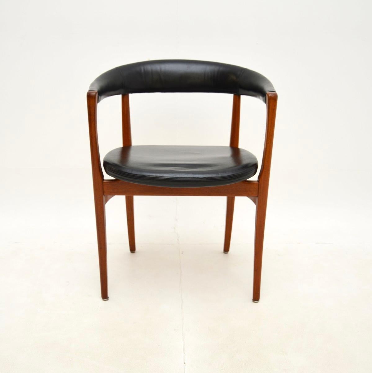 Un'elegante e raffinata scrivania/seduta danese vintage in teak e pelle. È stata importata di recente dalla Danimarca e risale agli anni '1960.

La qualità è superba, questa sedia è molto comoda e di dimensioni ideali per essere utilizzata come
