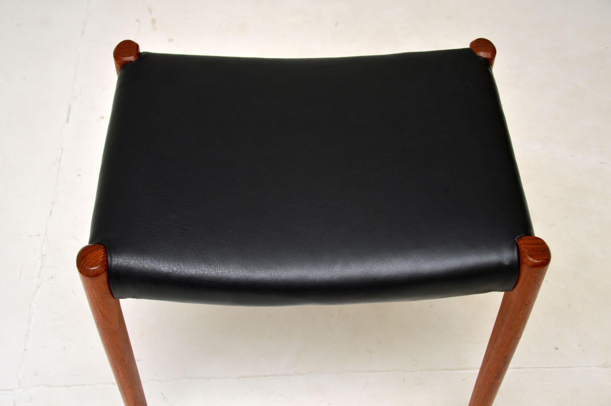 Pelle Sgabello danese vintage in teak e pelle di Niels Moller in vendita