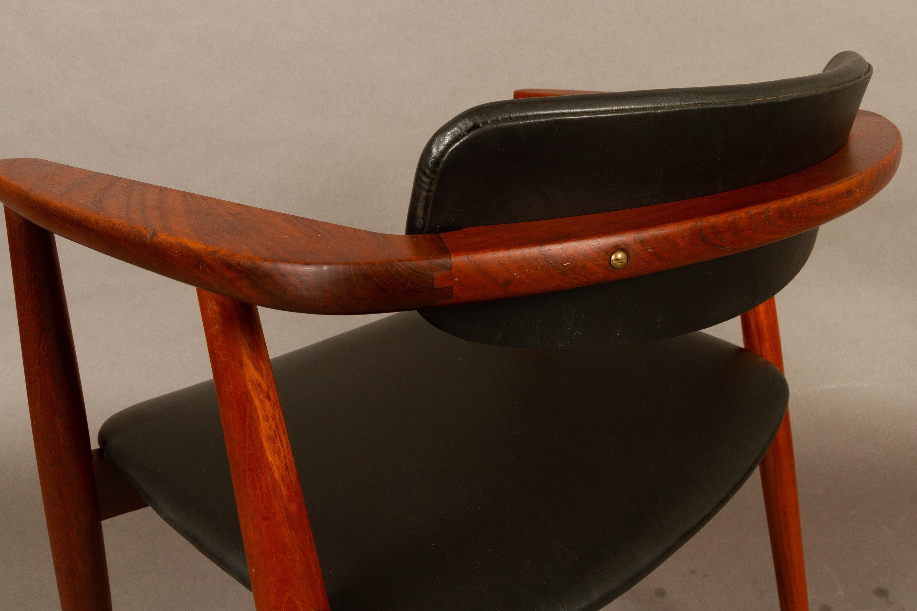 Danish vintage teak armchair, 1960s
Classic and elegant midcentury modern armchair in solid teak. Interesting design with curved backrest suspended from the horizontal elongated armrests gives this chair a very distinctive profile. Original