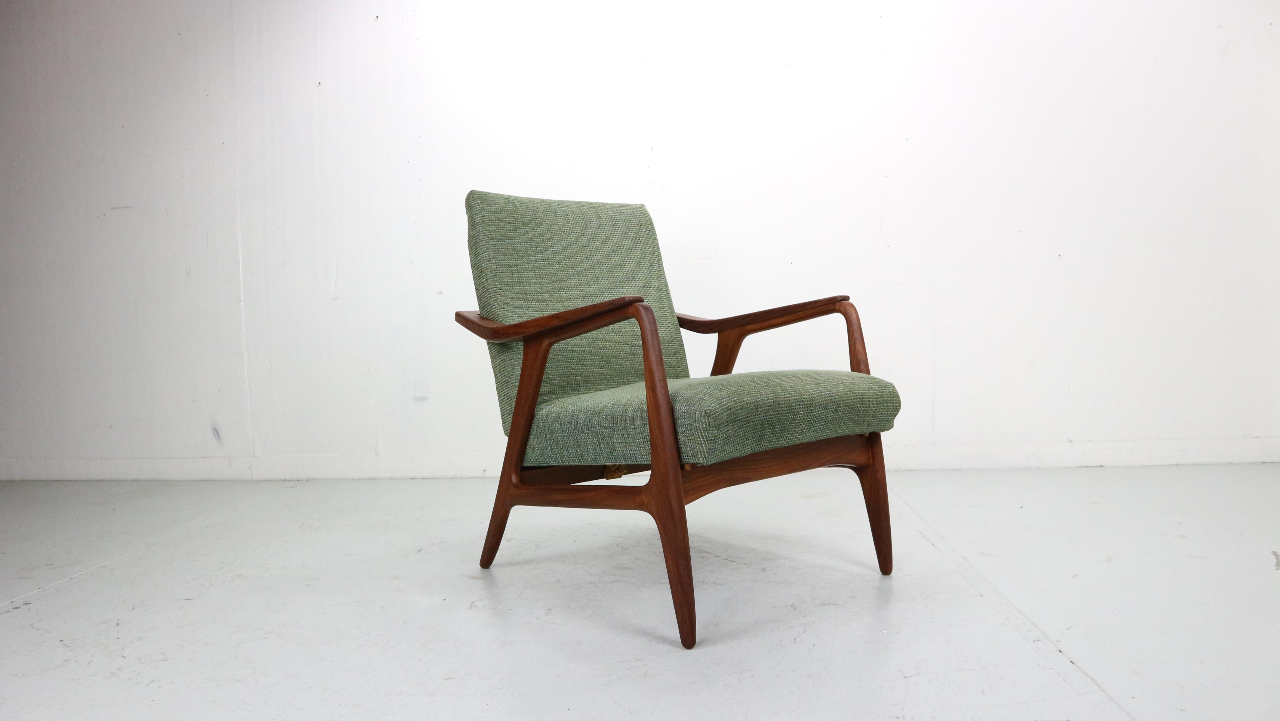 Charmante chaise longue, conçue et fabriquée dans les années 1960 au Danemark.

La structure élégante de cette chaise confortable est en teck massif.