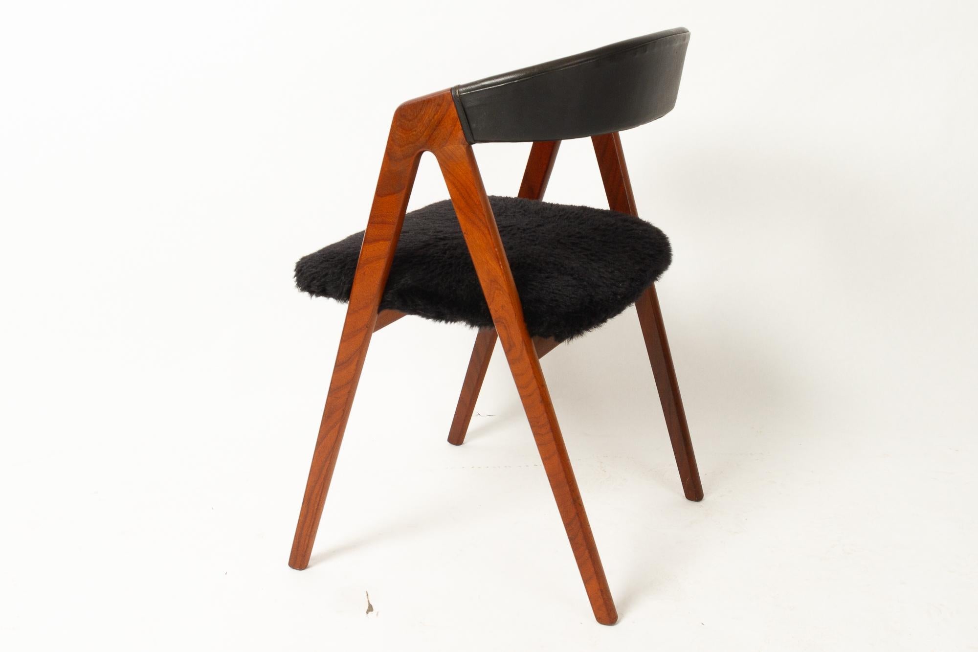 Danish vintage teak chair, 1960s.
Mid-Century Modern chair in solid teak with curved backrest. Very beautiful dark teak grain. Backrest clad in leatherette. Seat upholstered in black faux sheepskin for extra comfort. Very comfortable chair with