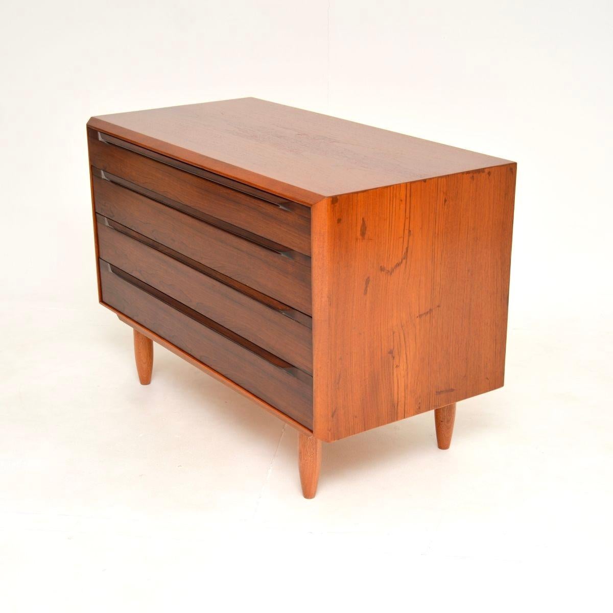 Metà XX secolo Cassettiera danese in teak vintage di Ib Kofod-Larsen in vendita