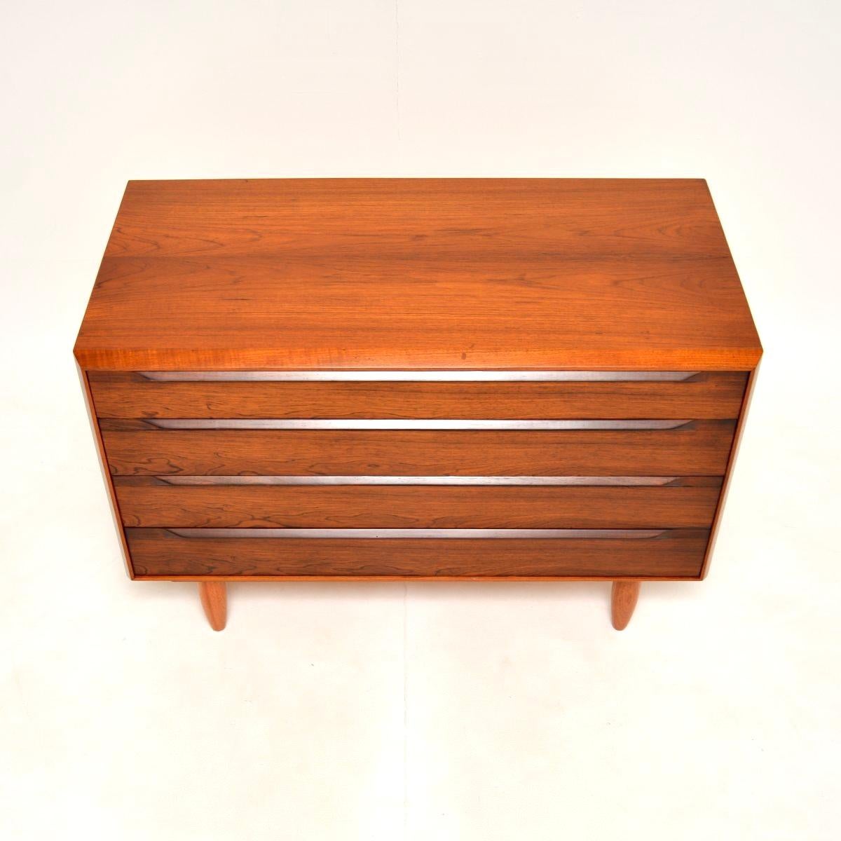 Cassettiera danese in teak vintage di Ib Kofod-Larsen in vendita 1