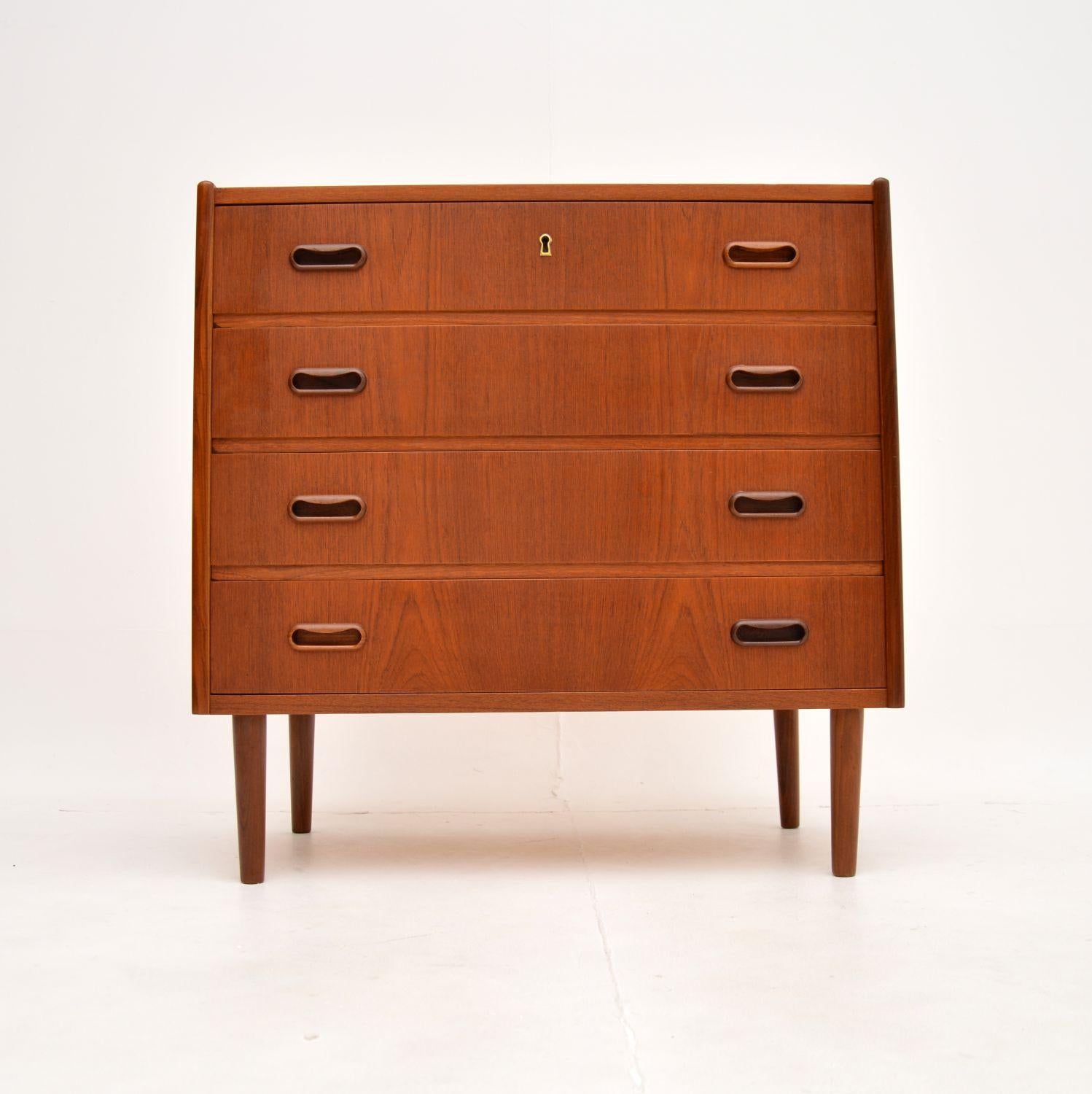 A stylish and very well made Danish vintage teak chest of drawers, dating from the 1960’s.

It is of superb quality, it is very well made and is a useful size. This has a beautiful, sleek design, not taking up too much room yet offering plenty of