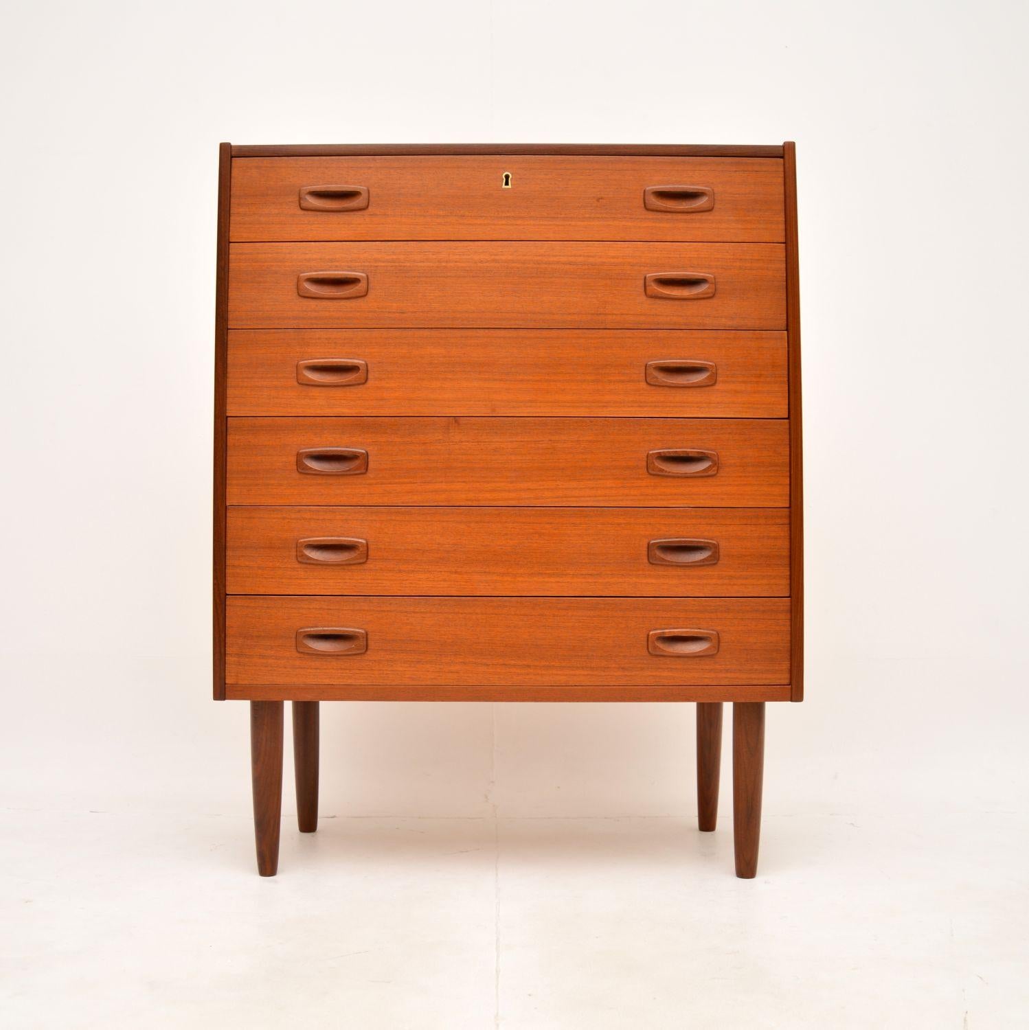 A stylish, very well made and very practical Danish vintage teak chest of drawers, dating from the 1960’s.

This is of superb quality, it is beautifully designed and contains lots of storage space. The drawers have lovely sculptural solid teak