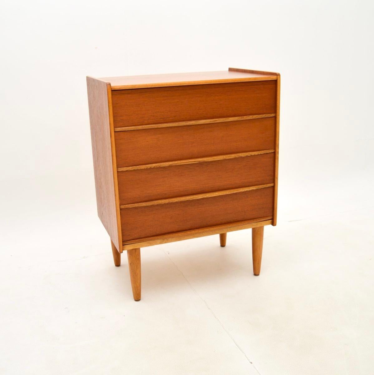 Una cassettiera danese vintage in teak, elegante ed estremamente ben realizzata, risalente agli anni '60.

È di qualità superba e ha deliziose maniglie a forma di zampa. È una dimensione utile, perfetta per essere utilizzata come cassettiera o